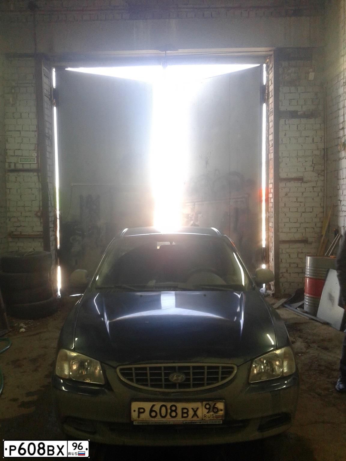 Фото автомобиля HYUNDAI ACCENT, 2010 — госномер Р220НУ196. Цвет: синий