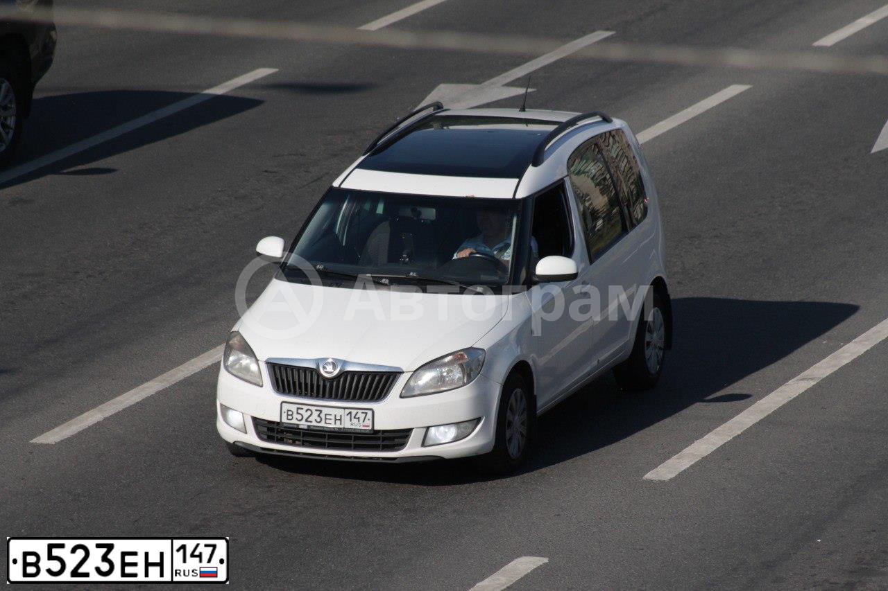 Фото автомобиля SKODA ROOMSTER, 2013 — госномер О192ОС178. Цвет: Белый