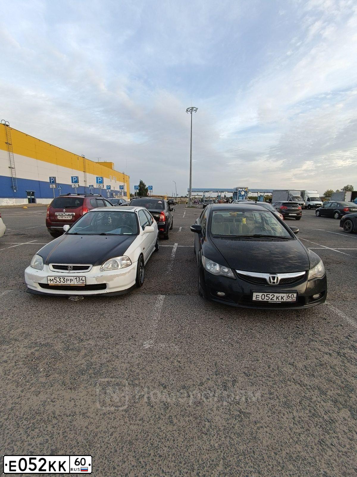 Фото автомобиля HONDA CIVIC, 2009 — госномер Е052КК60. Цвет: ЧЕРНЫЙ