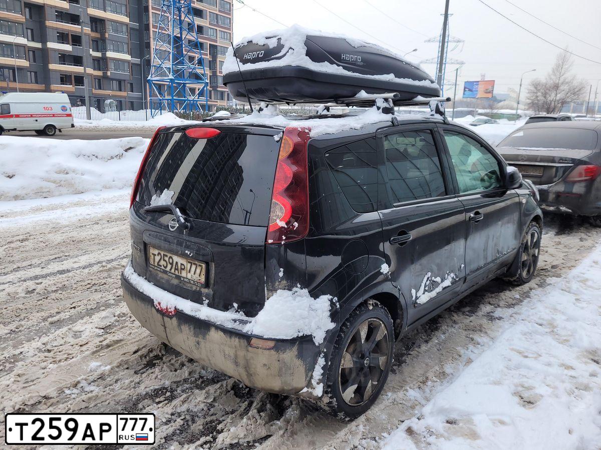 Фото автомобиля NISSAN NOTE, 2013 — госномер Р799ММ799. Цвет: ЧЕРНЫЙ