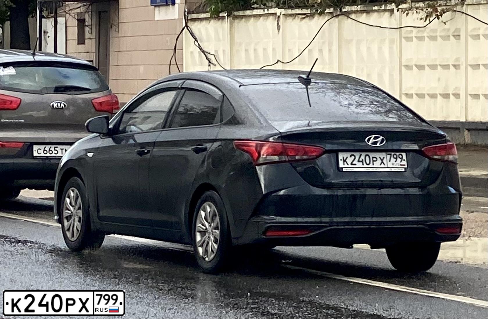 Фото автомобиля HYUNDAI SOLARIS, 2020 — госномер К240РХ799. Цвет: ЧЕРНЫЙ