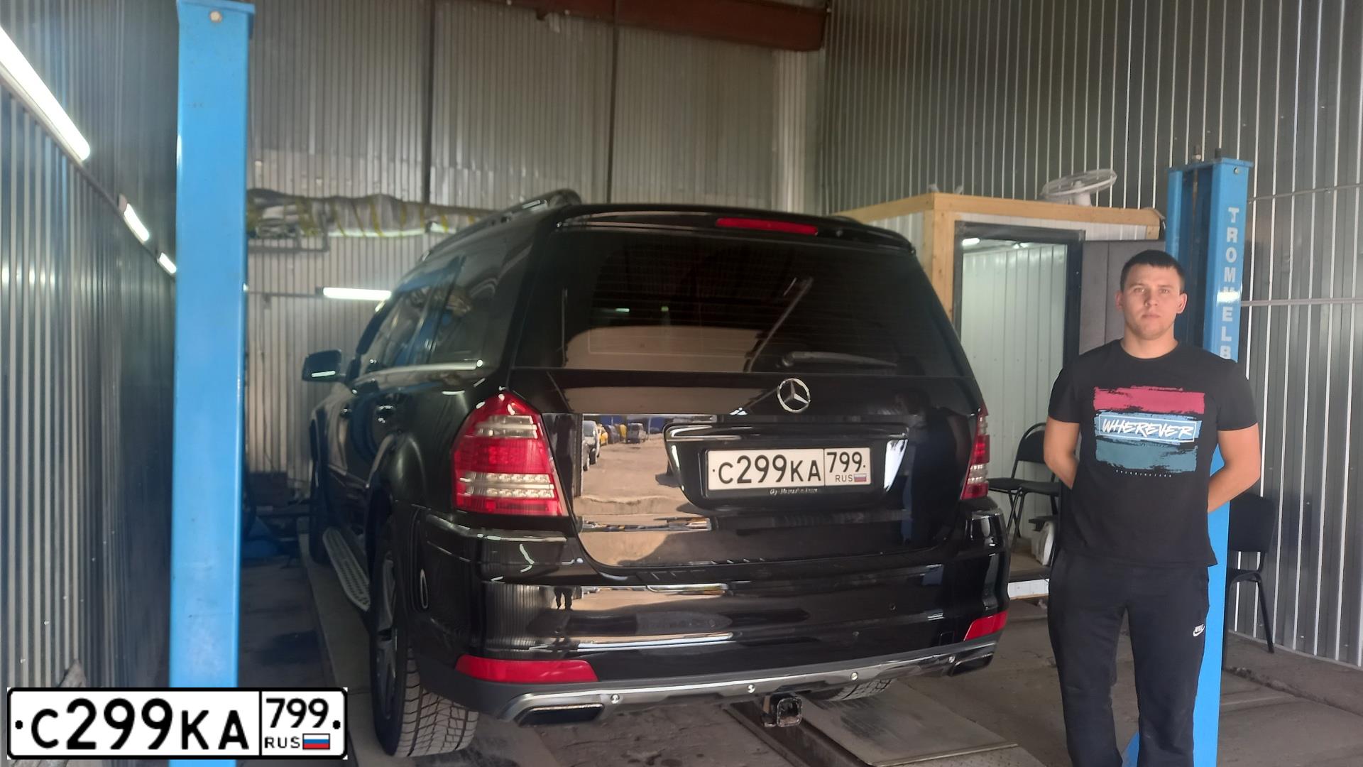 Фото автомобиля VOLKSWAGEN TRANSPORTER, 2008 — госномер С299КА799. Цвет: Белый