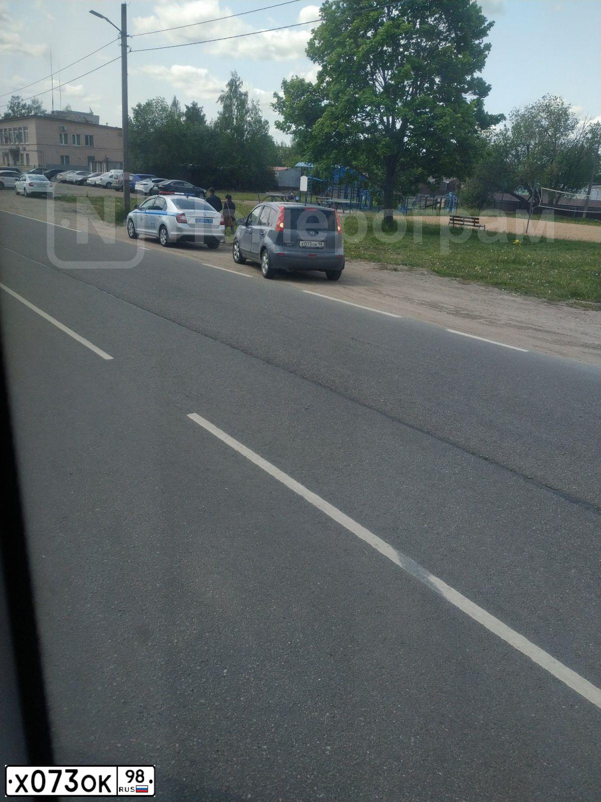 Фото автомобиля NISSAN NOTE, 2008 — госномер Х073ОК98. Цвет: СЕРЫЙ