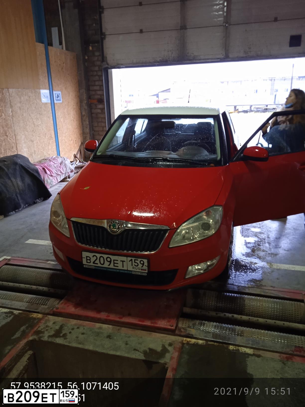Фото автомобиля SKODA FABIA, 2012 — госномер О947ТА159. Цвет: Красный