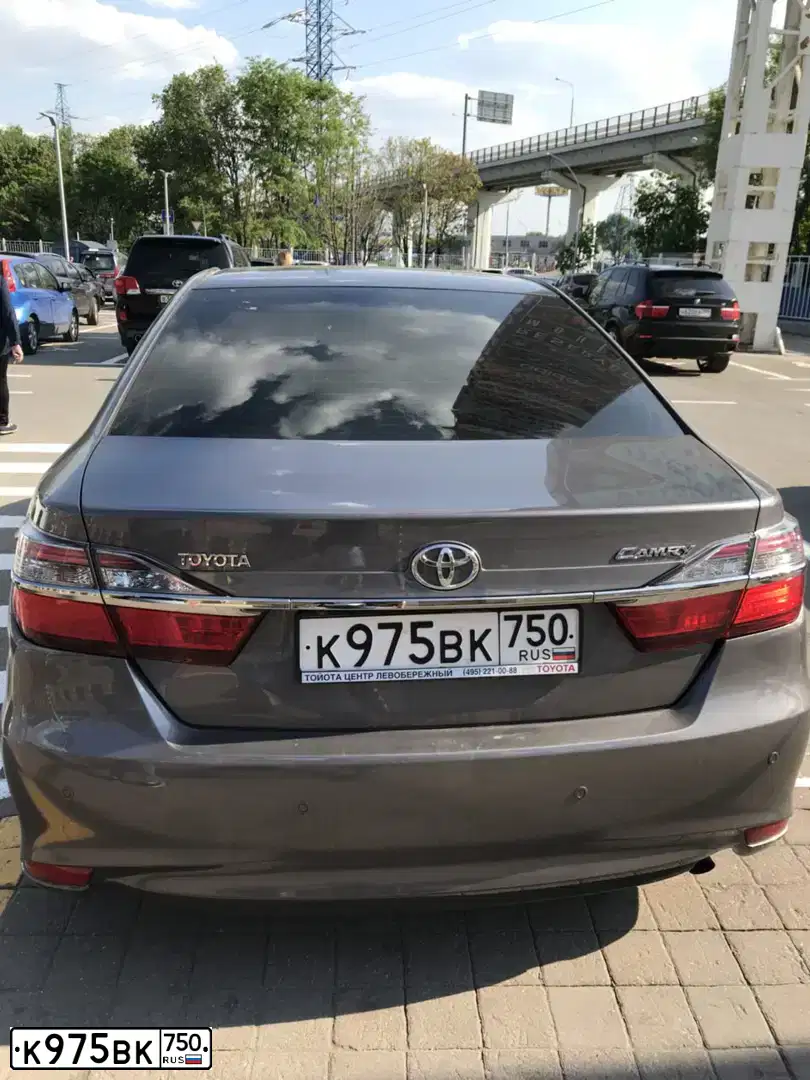 Фото автомобиля TOYOTA CAMRY, 2015 — госномер К975ВК750. Цвет: СЕРЫЙ