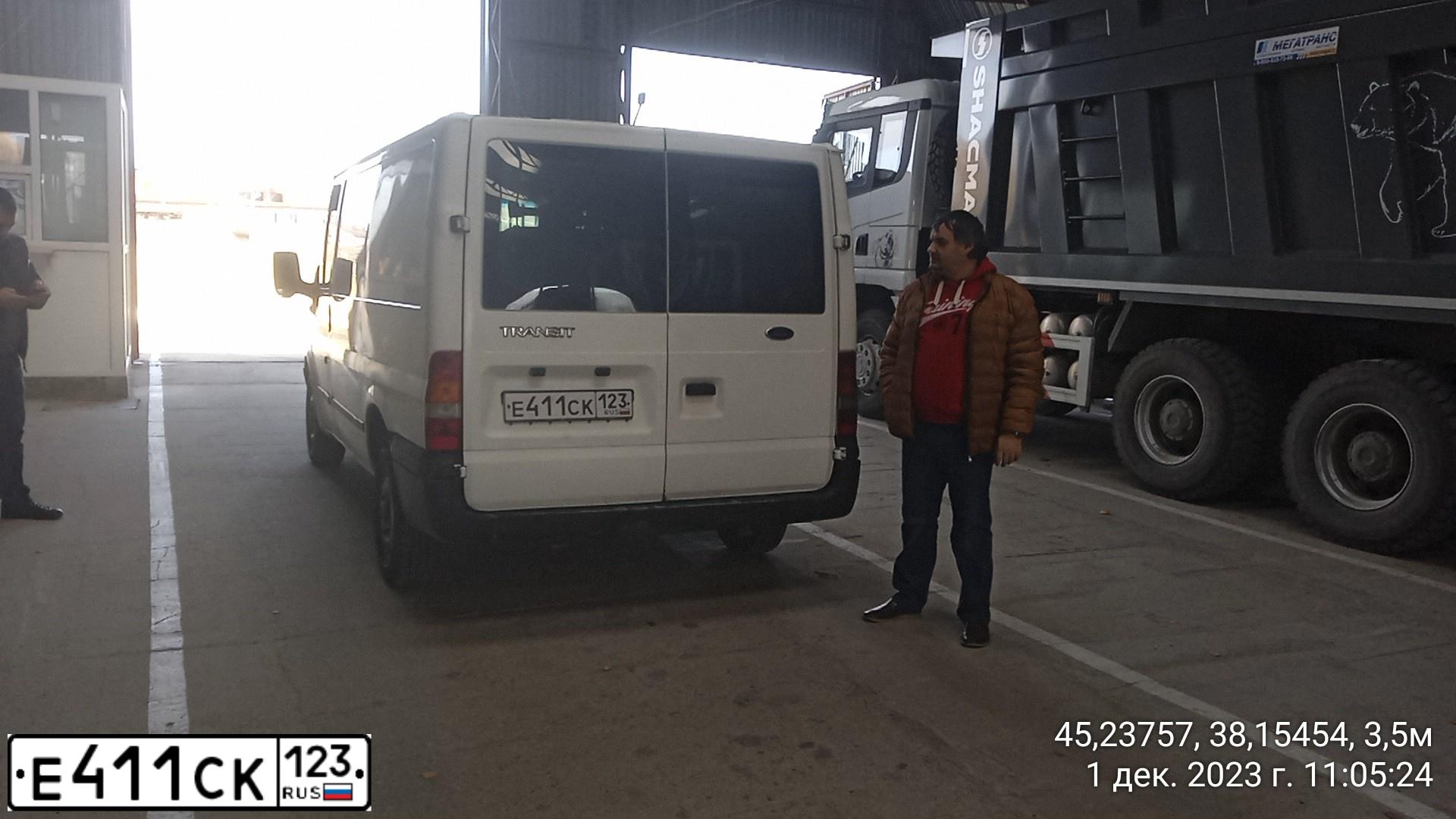 Фото автомобиля FORD TRANSIT, 2003 — госномер Е411СК123. Цвет: Белый