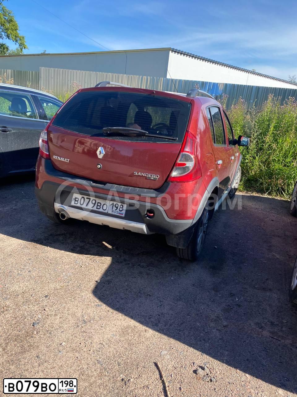 Фото автомобиля RENAULT SANDERO, 2011 — госномер В079ВО198. Цвет: Красный