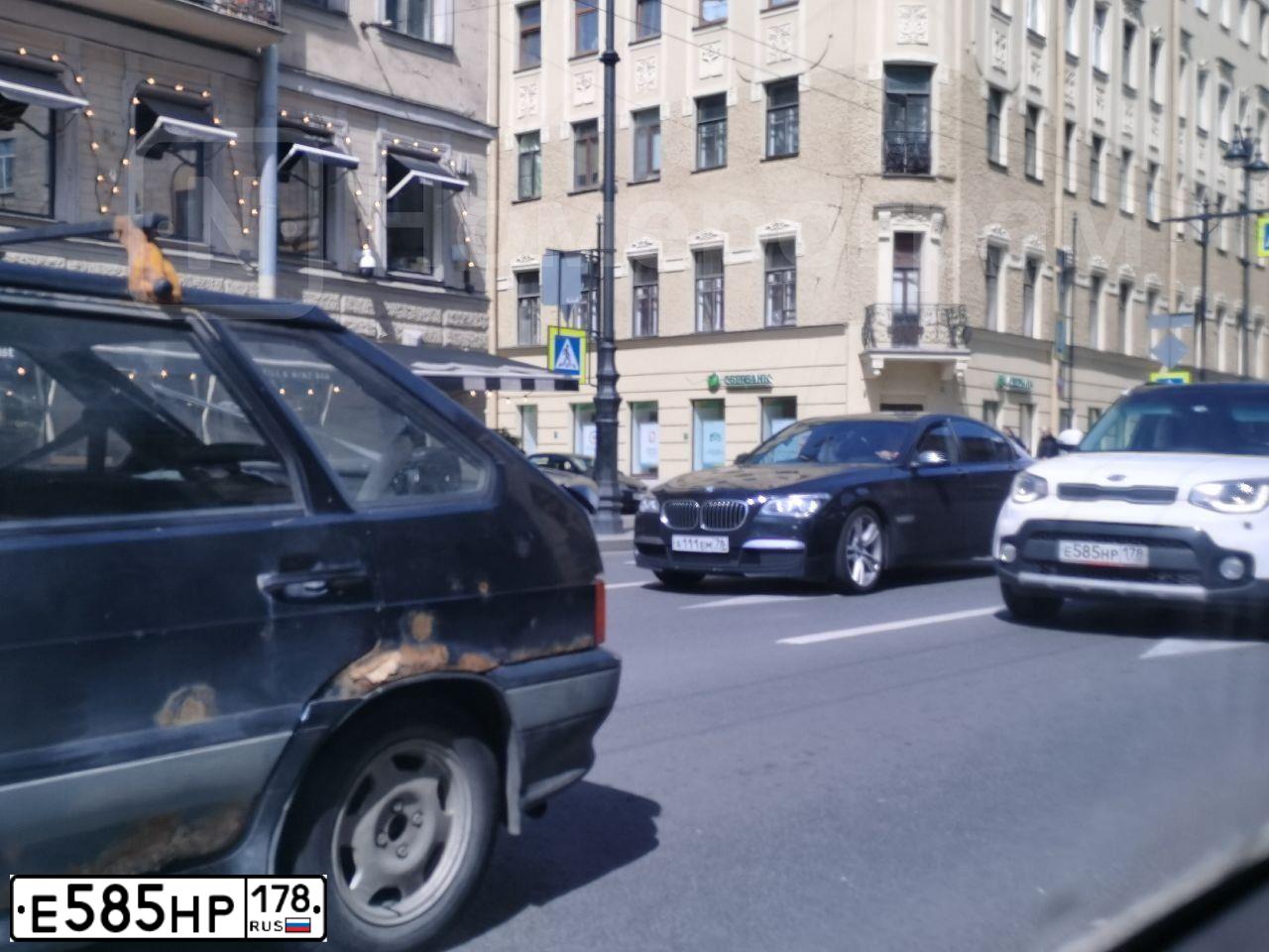 Фото автомобиля KIA SPORTAGE, 2011 — госномер В945УТ198. Цвет: ОРАНЖЕВЫЙ