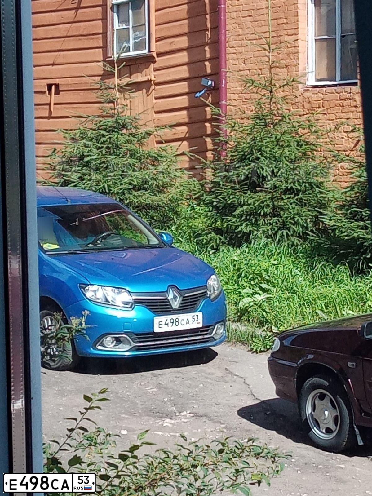 Фото автомобиля RENAULT LOGAN, 2014 — госномер Е498СА53. Цвет: СВЕТЛО-СИНИЙ