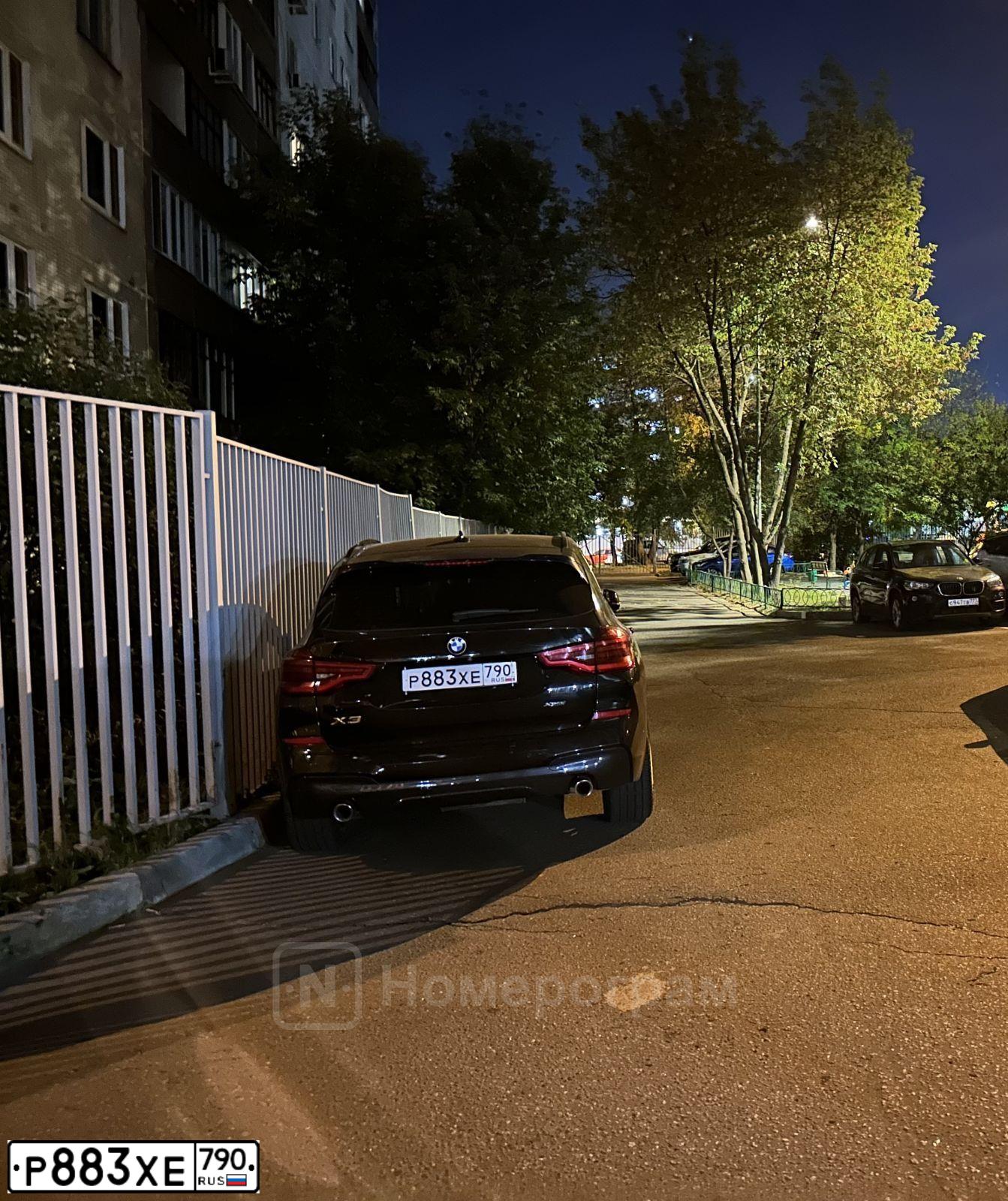 Фото автомобиля BMW X3, 2018 — госномер Р883ХЕ790. Цвет: ЧЕРНЫЙ