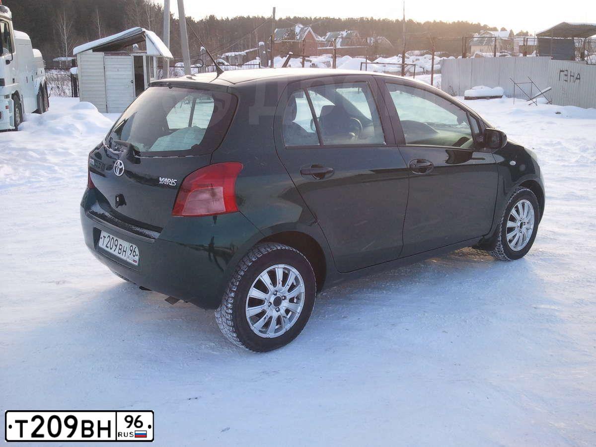 Фото автомобиля TOYOTA YARIS, 2006 — госномер Х855ВХ55. Цвет: Темно-зеленый