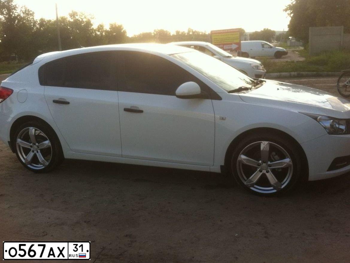 Фото автомобиля CHEVROLET CRUZE, 2012 — госномер Х595ОМ31. Цвет: Белый