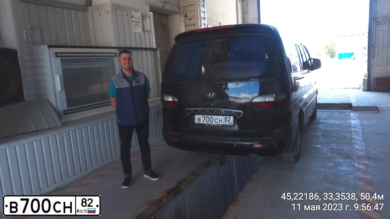 Фото автомобиля HYUNDAI H 1/H 100/STAREX, 2002 — госномер А001АА11. Цвет: ЧЕРНЫЙ