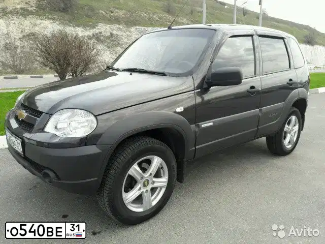 Фото автомобиля CHEVROLET NIVA, 2015 — госномер Р665ВК46. Цвет: ЗЕЛЕНО-КОРИЧНЕВЫЙ МЕТАЛЛИК