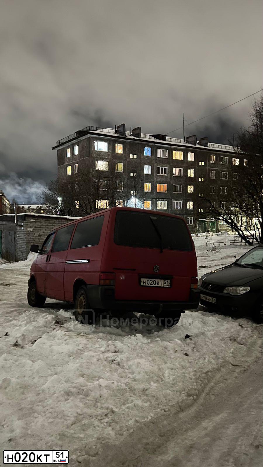 Фото автомобиля VOLKSWAGEN TRANSPORTER, 1980 — госномер Н020КТ51. Цвет: КРАСНЫЙ