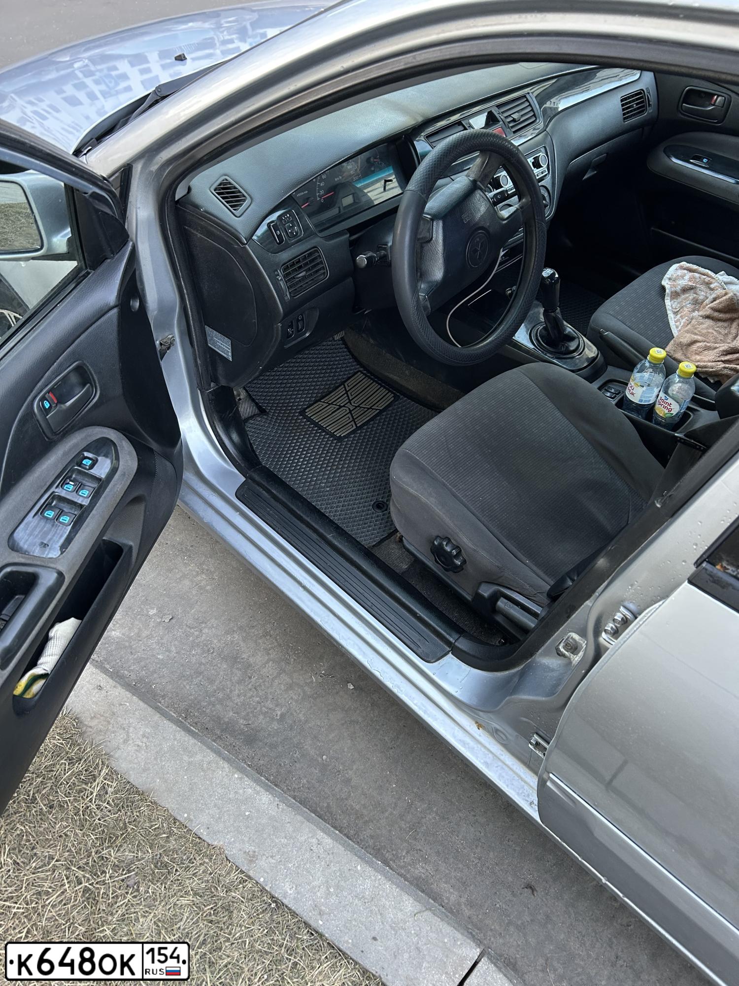 Фото автомобиля MITSUBISHI LANCER, 2004 — госномер К648ОК154. Цвет: СВЕТЛО-СЕРЫЙ