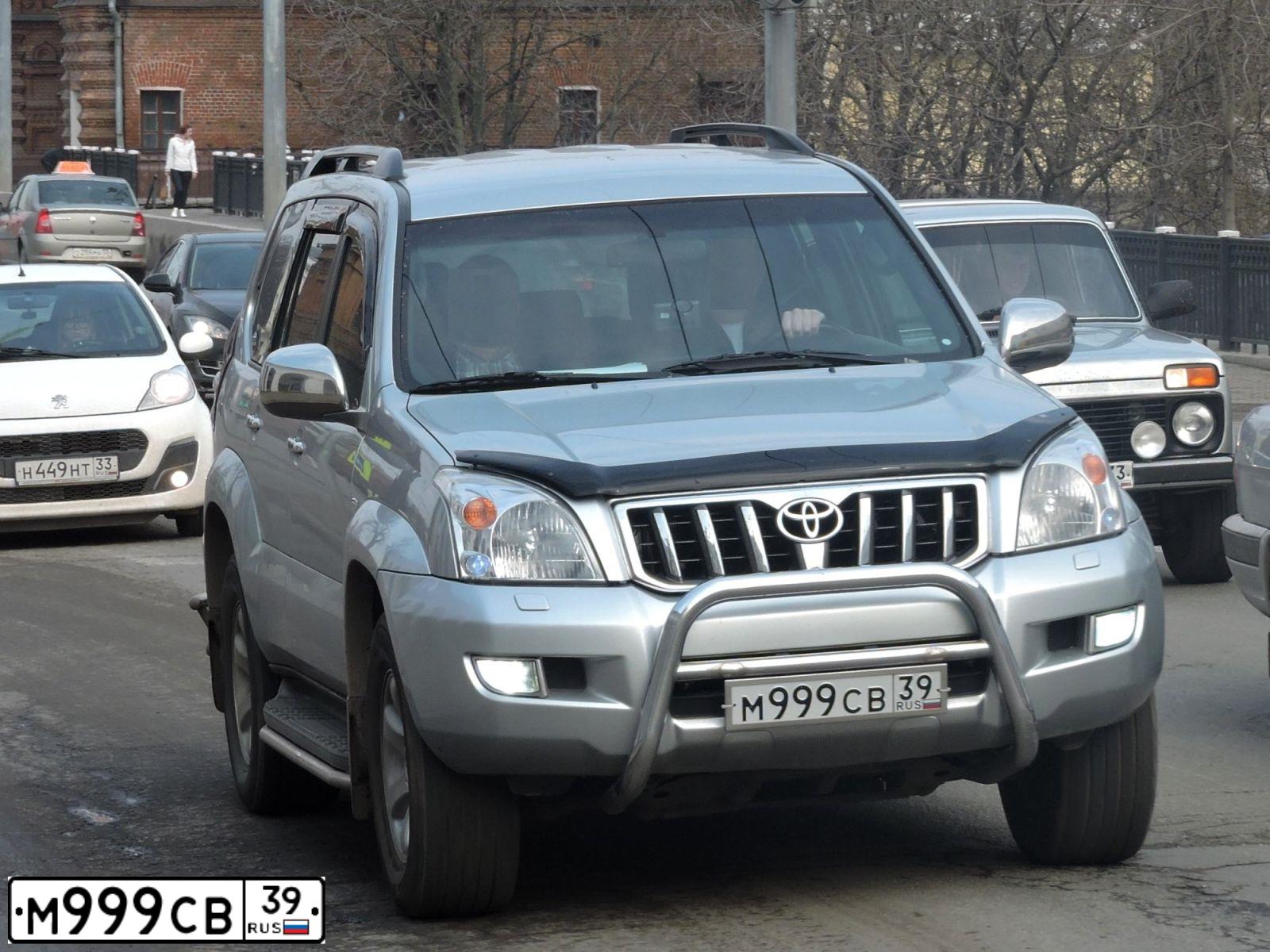 Фото автомобиля TOYOTA LANDCRUISER, 2005 — госномер О797РМ39. Цвет: серебристый