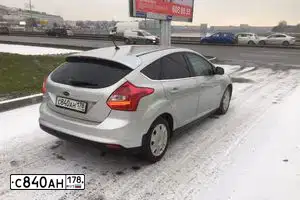Фото автомобиля FORD FOCUS, 2012 — госномер О273ВВ779. Цвет: Серебристый