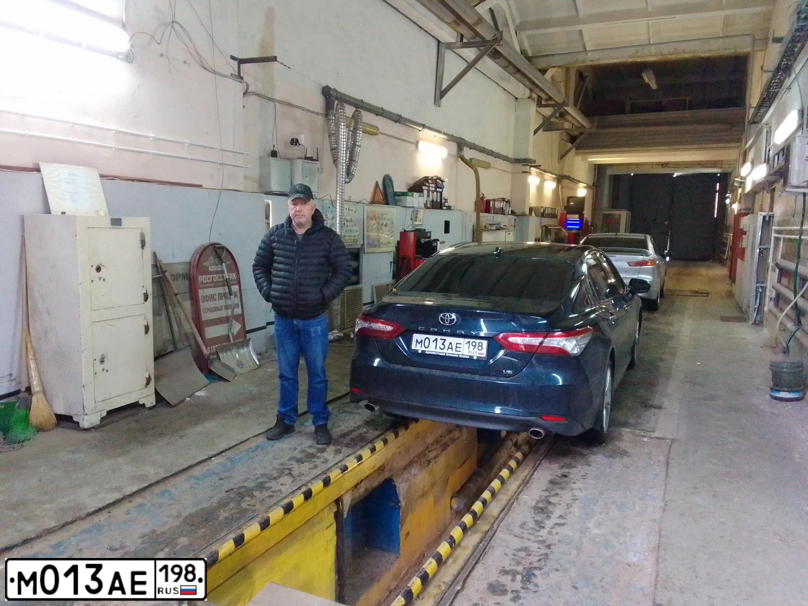 Фото автомобиля TOYOTA CAMRY, 2018 — госномер Е178КХ178. Цвет: ТЕМНО-СИНИЙ МЕТАЛЛИК