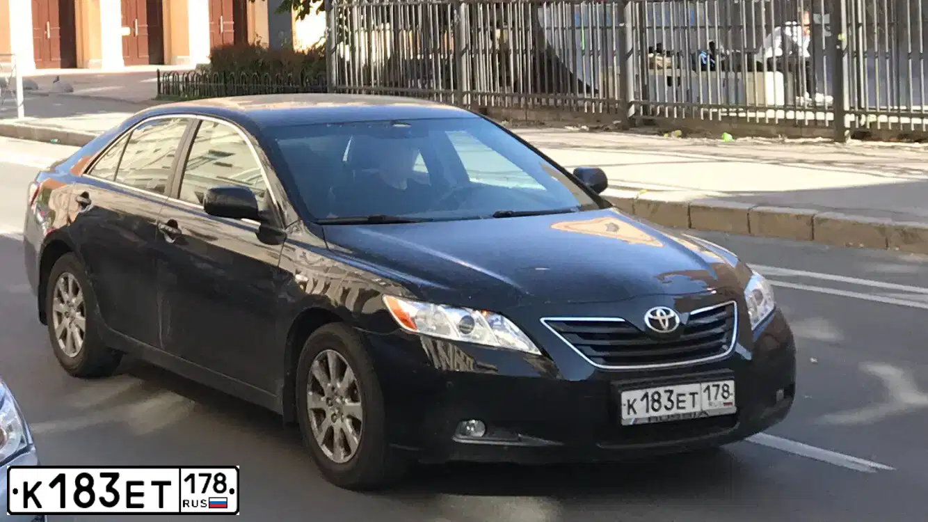 Фото автомобиля TOYOTA CAMRY, 2007 — госномер Т022ВТ39. Цвет: ЧЕРНЫЙ