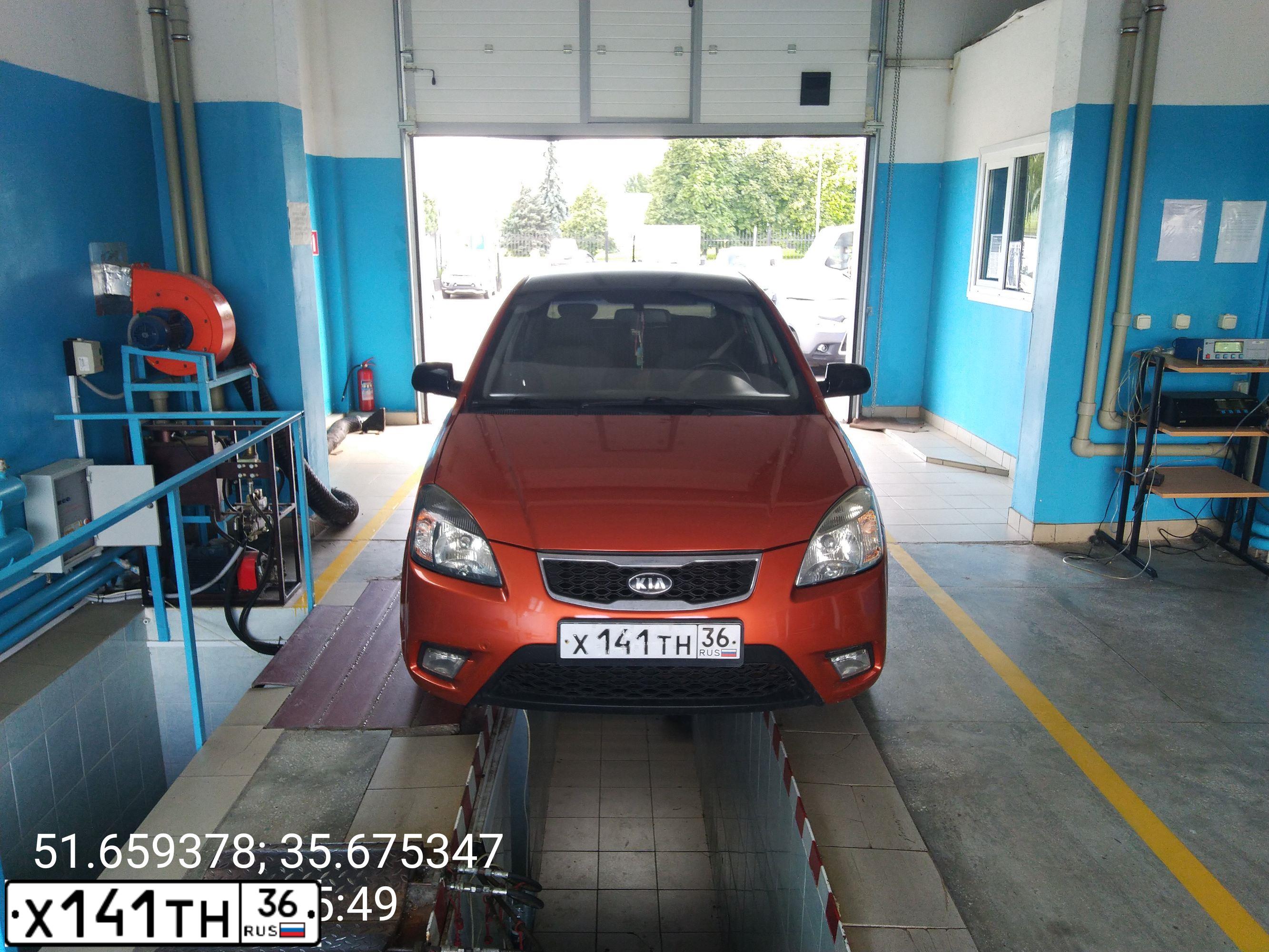 Фото автомобиля KIA RIO, 2011 — госномер Х141ТН36. Цвет: ОРАНЖЕВЫЙ
