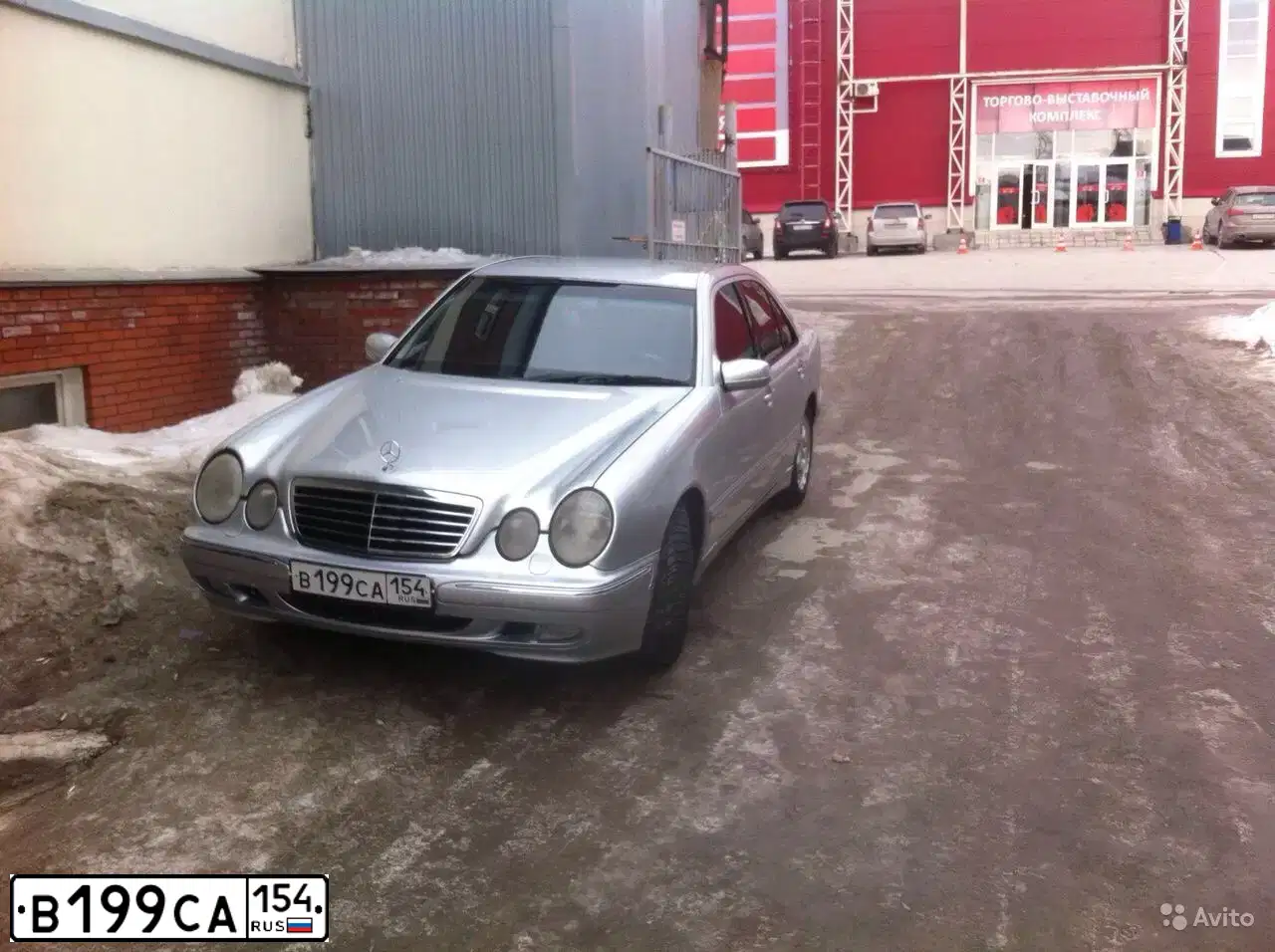 Фото автомобиля MERCEDES E-KLASSE, 1999 — госномер О927ОР154. Цвет: Серебристый
