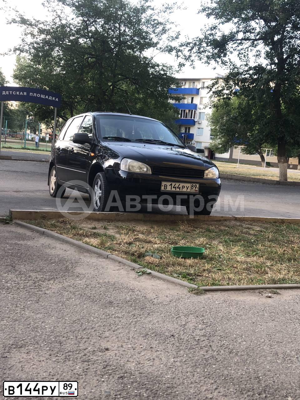 Фото автомобиля LADA 1117 KALINA, 2012 — госномер В144РУ89. Цвет: Сине-Черный