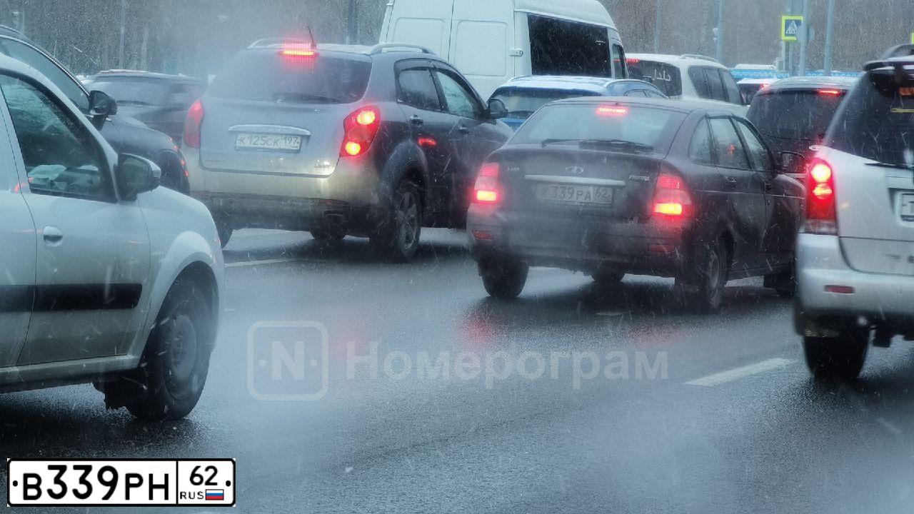 Фото автомобиля KIA RIO, 2012 — госномер Е893КМ62. Цвет: Красный