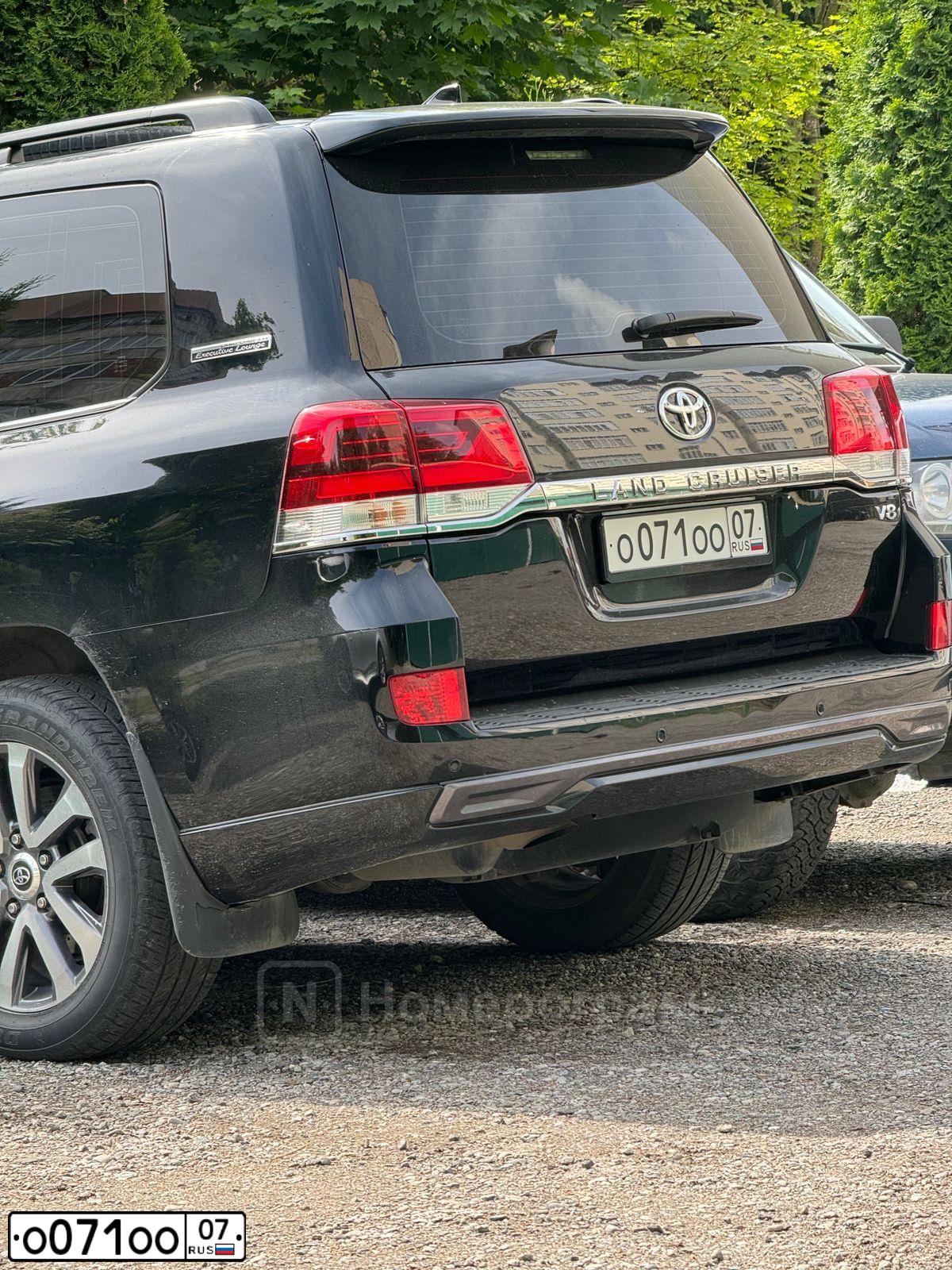 Фото автомобиля TOYOTA LANDCRUISER 200, 2016 — госномер О071ОО07. Цвет: ЧЕРНЫЙ
