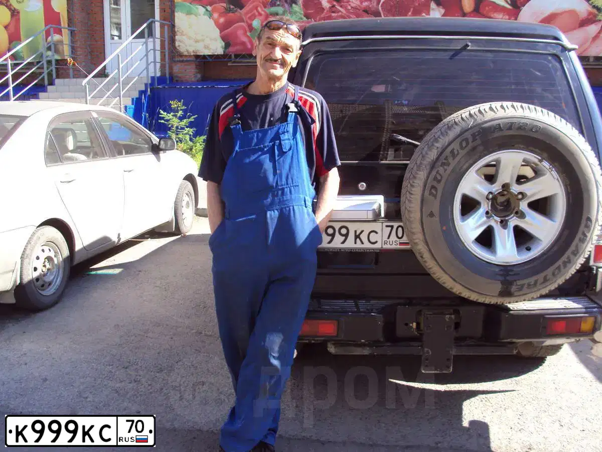 Фото автомобиля TOYOTA LANDCRUISER 200, 2009 — госномер К999КС70. Цвет: ЧЕРНЫЙ