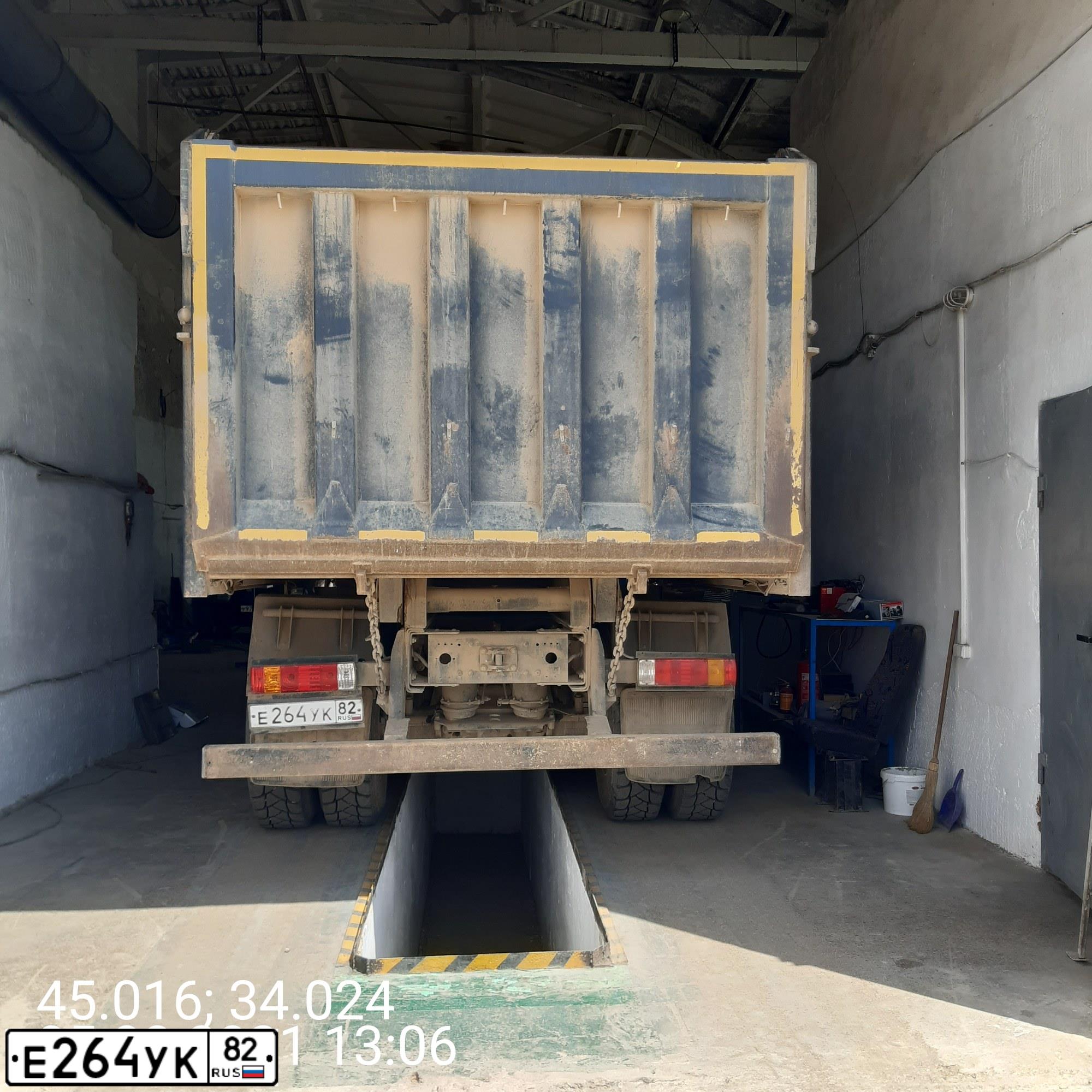 Фото автомобиля FAW J6, 2018 — госномер О637ЕК75. Цвет: СЕРЫЙ