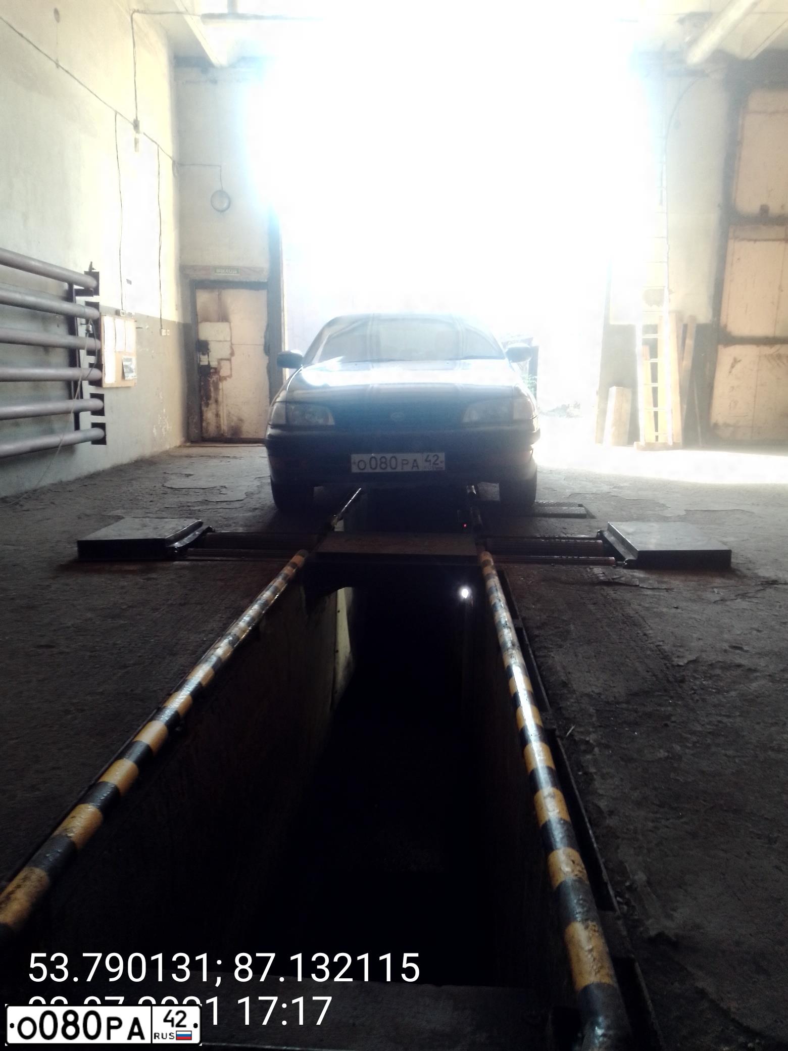 Фото автомобиля VOLKSWAGEN TOUAREG, 1995 — госномер Е774ОМ142