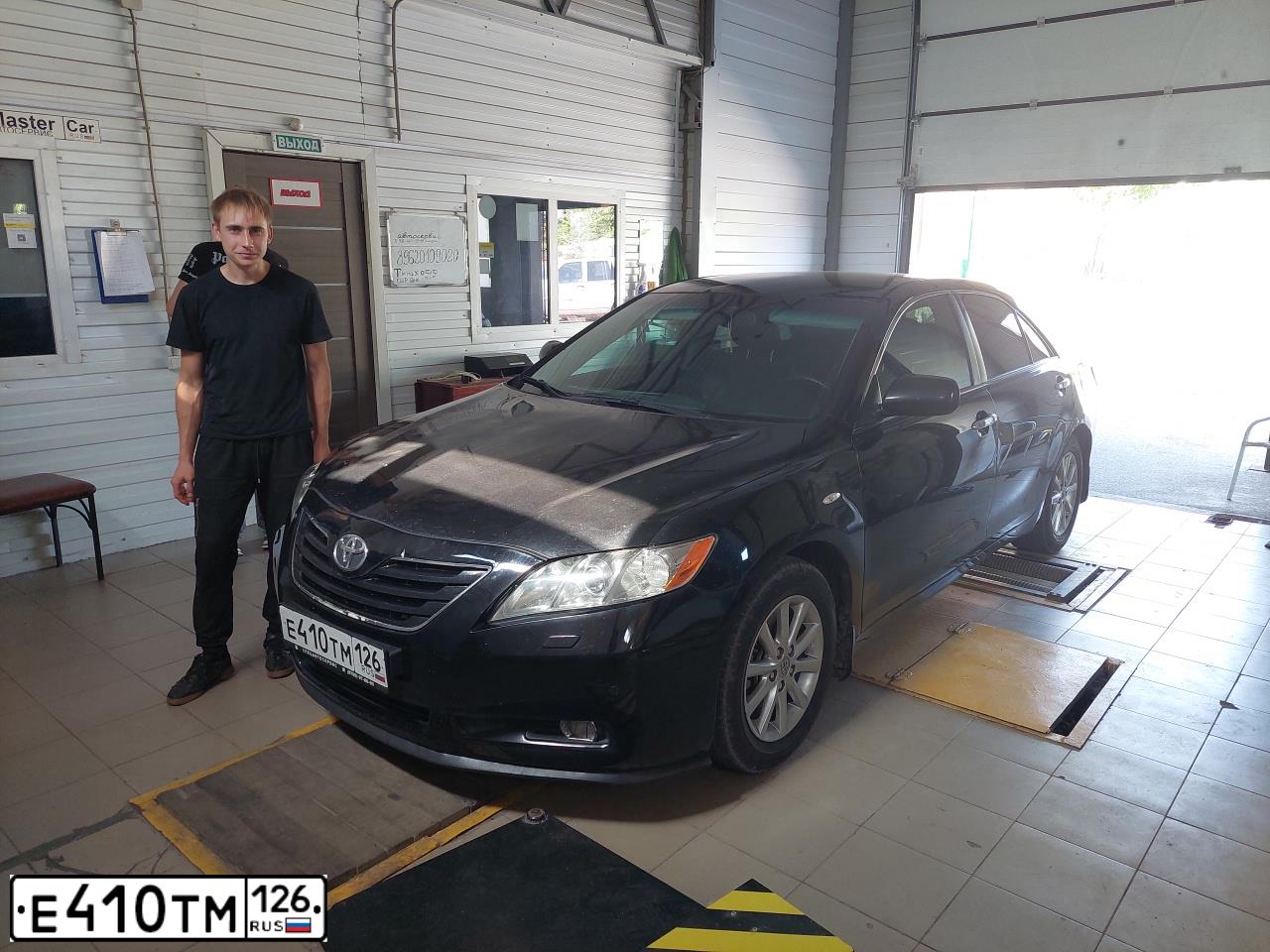Фото автомобиля TOYOTA CAMRY, 2007 — госномер Е410ТМ126. Цвет: ЧЕРНЫЙ