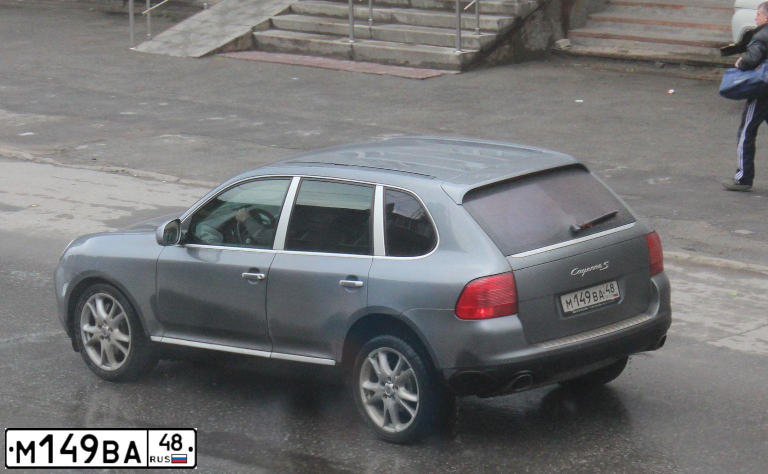 Фото автомобиля PORSCHE CAYENNE, 2004 — госномер М096МК164. Цвет: ТЕМНО-СЕРЫЙ