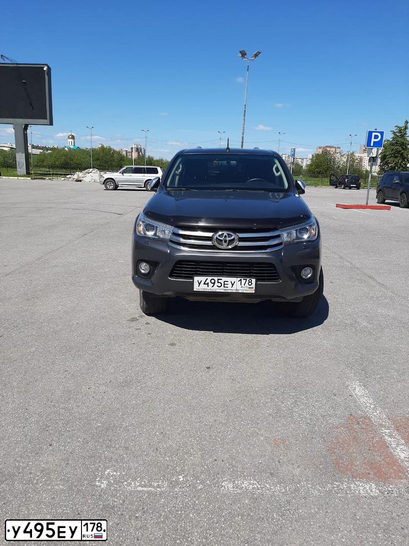 Фото автомобиля TOYOTA HILUX, 2015 — госномер У495ЕУ178. Цвет: СЕРЫЙ