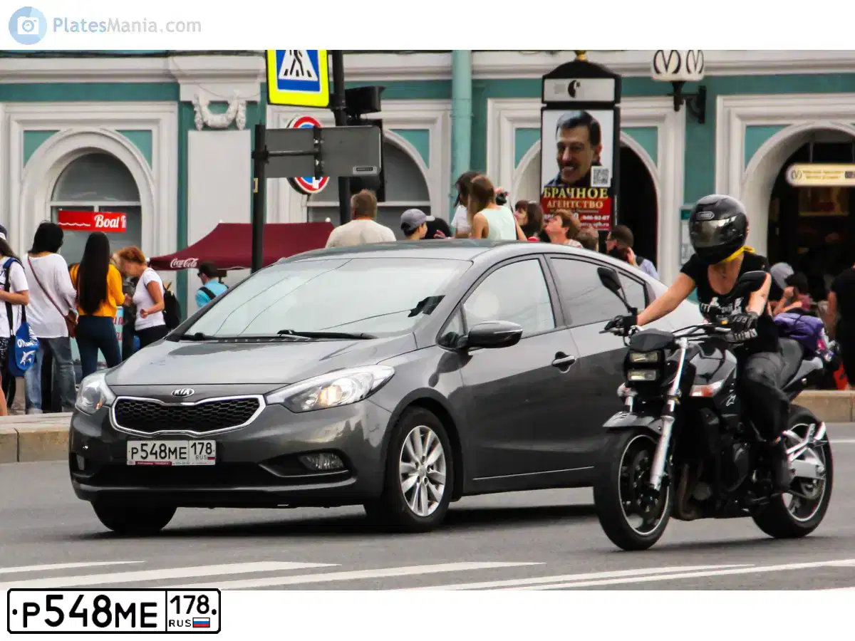 Фото автомобиля KIA CERATO, 2013 — госномер Р548МЕ178. Цвет: СЕРЫЙ