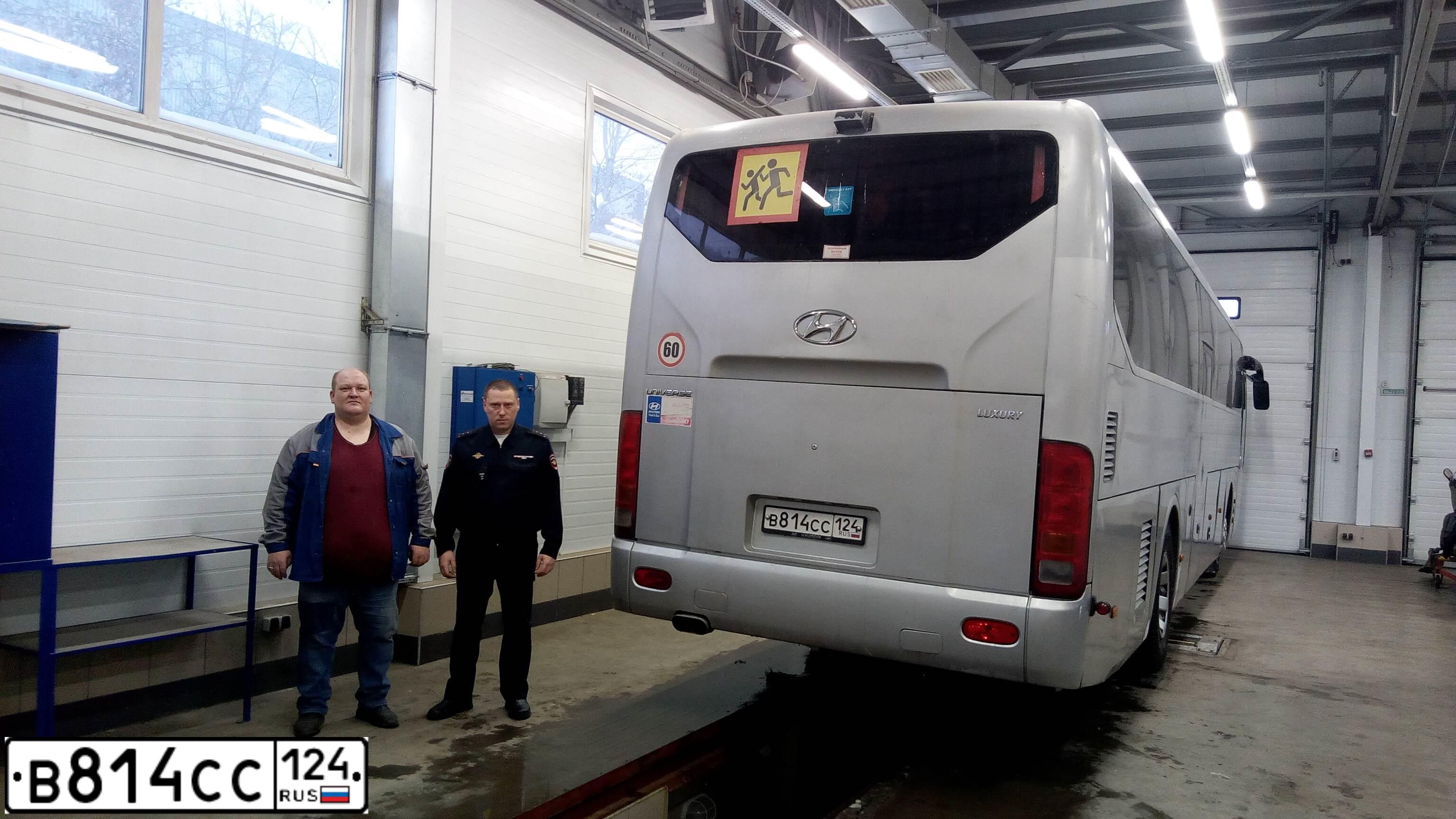 Фото автомобиля HYUNDAI UNIVERSE, 2012 — госномер В814СС124. Цвет: СЕРЫЙ