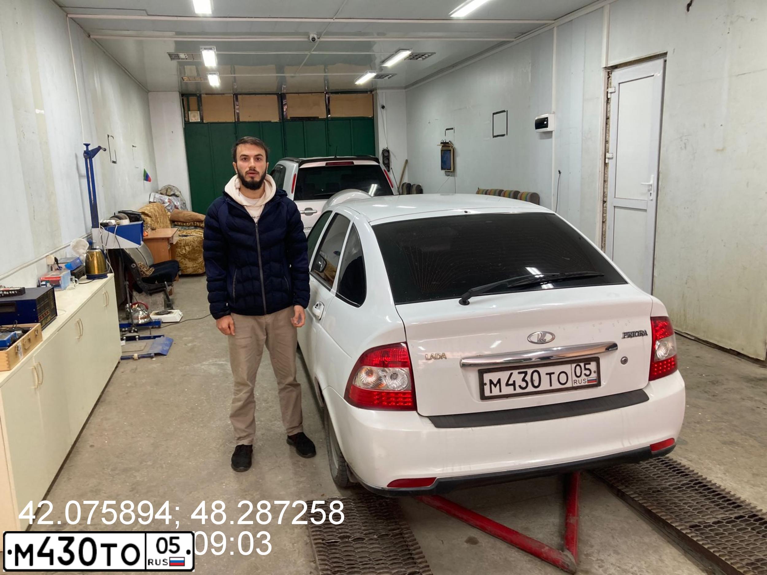 Фото автомобиля LADA 2172 PRIORA, 2009 — госномер В190КС190. Цвет: Белый