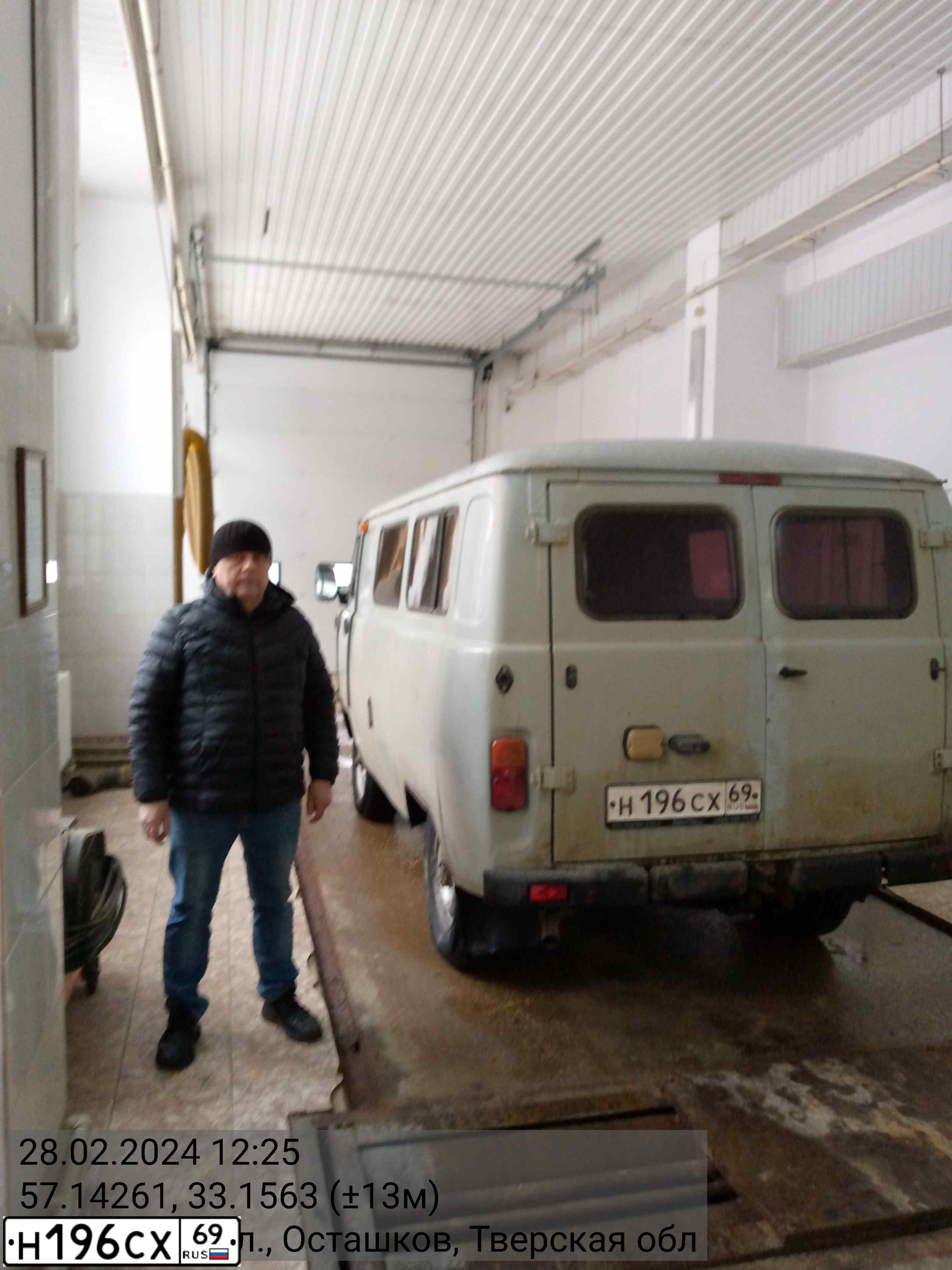 Фото автомобиля UAZ 3741, 2017 — госномер Е800СХ69. Цвет: СВЕТЛ СЕР НЕМЕТАЛЛИК