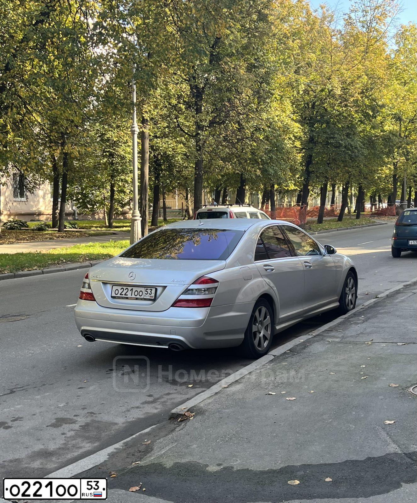 Фото автомобиля MERCEDES S-KLASSE, 2006 — госномер О221ОО53. Цвет: СЕРЕБРИСТЫЙ