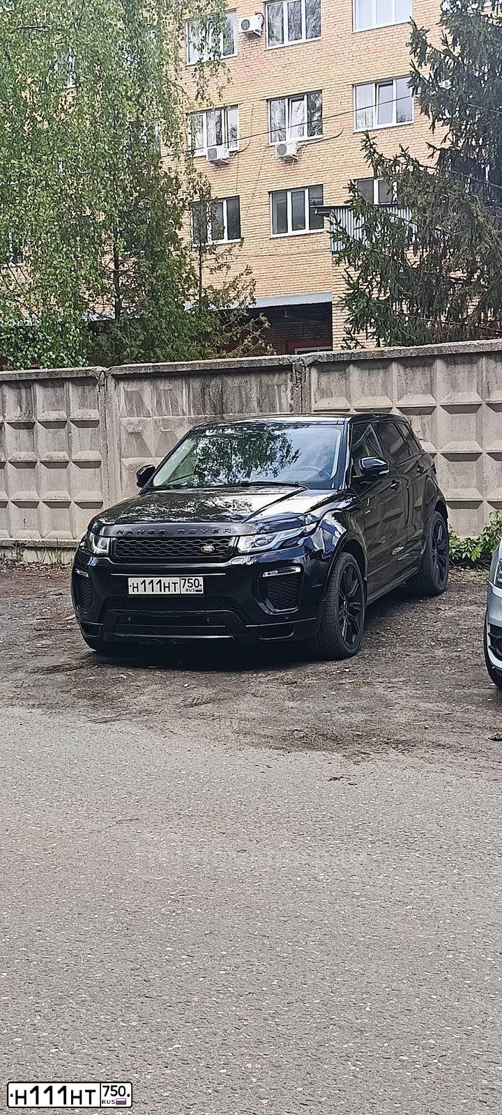 Фото автомобиля LANDROVER RANGE ROVER EVOQUE, 2013 — госномер Х522ОЕ77. Цвет: ЧЕРНЫЙ