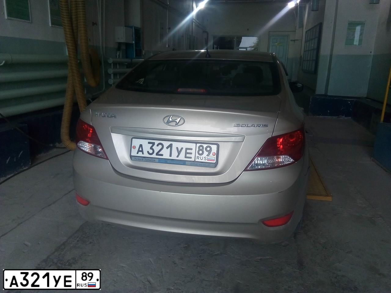 Фото автомобиля HYUNDAI SOLARIS, 2013 — госномер А321УЕ89. Цвет: БЕЖЕВО-СЕРЫЙ