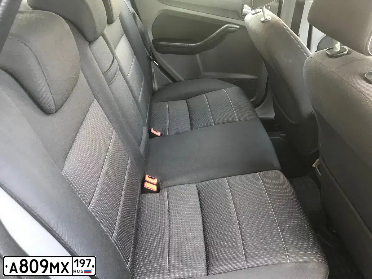 Фото автомобиля FORD FOCUS, 2011 — госномер Е054НУ197. Цвет: СЕРЫЙ СВЕТЛЫЙ