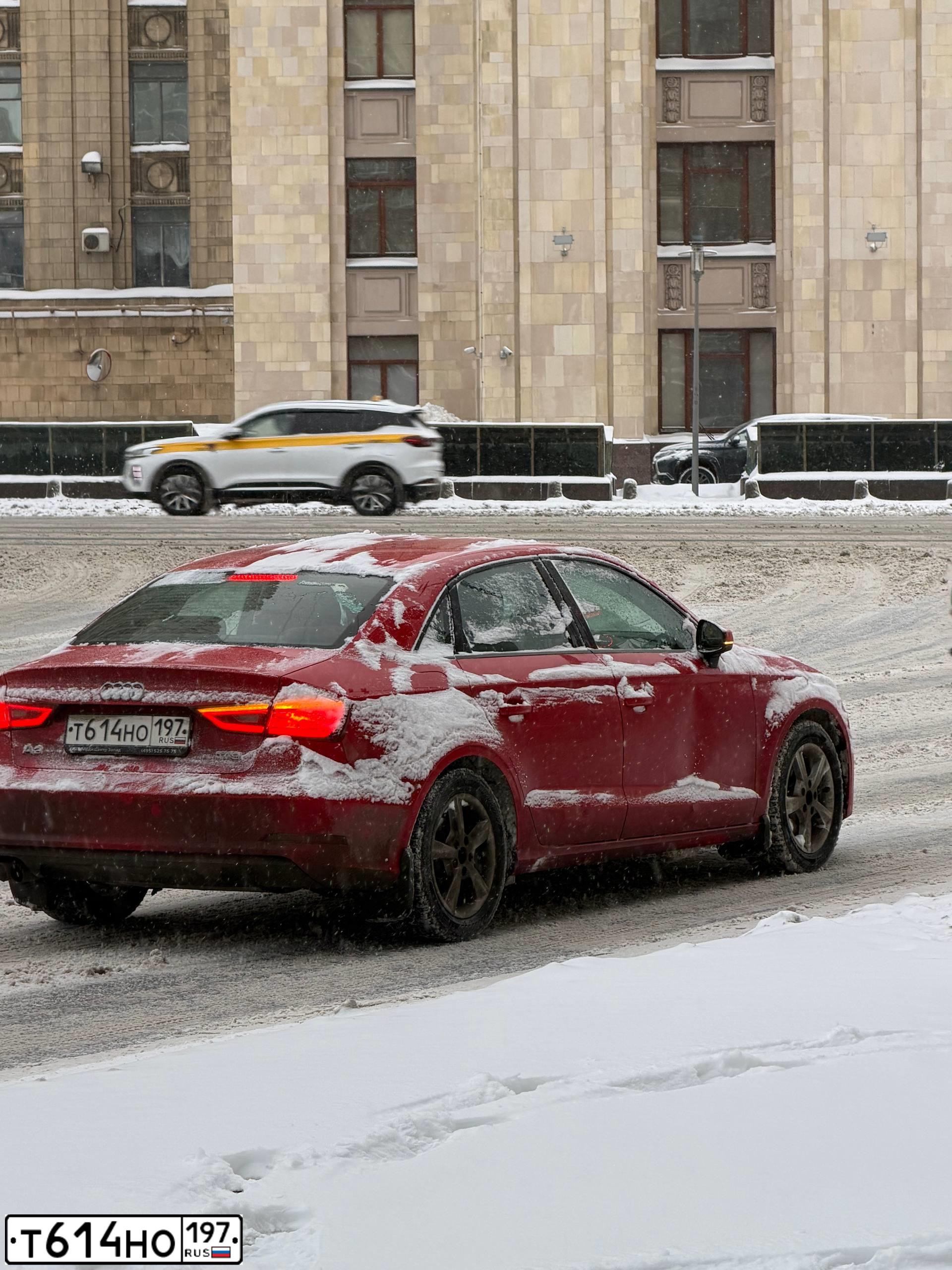 Фото автомобиля PEUGEOT 308, 2011 — госномер В988ОТ18. Цвет: Красный