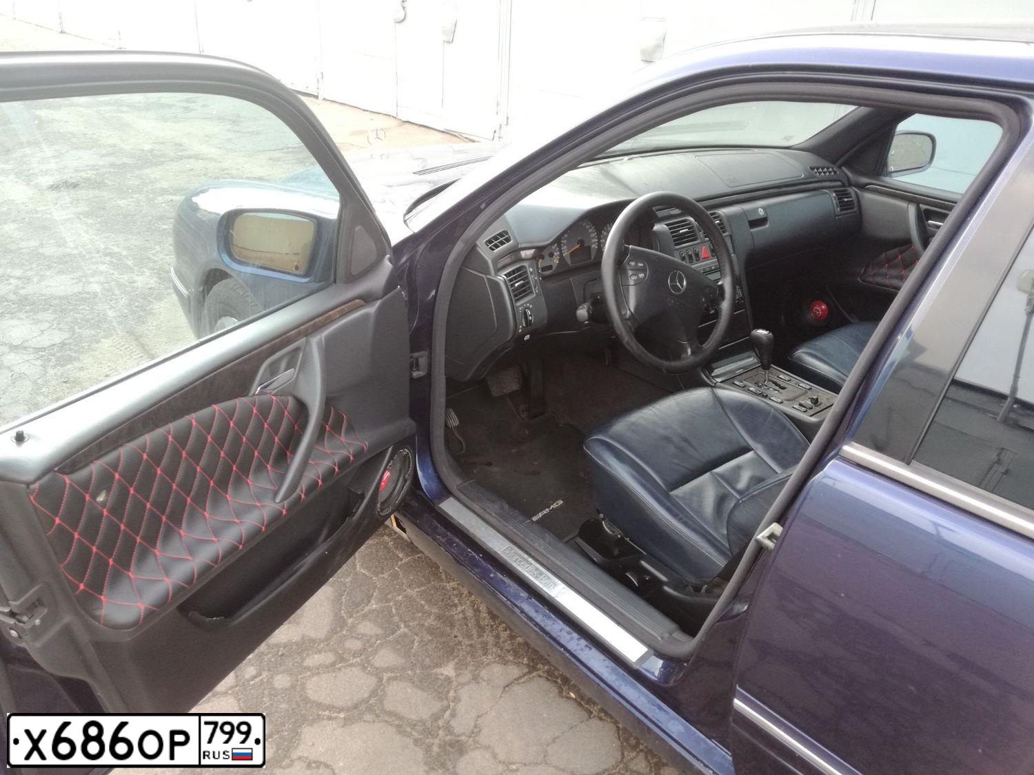Фото автомобиля MERCEDES E-KLASSE, 1999 — госномер Х686ОР799. Цвет: синий