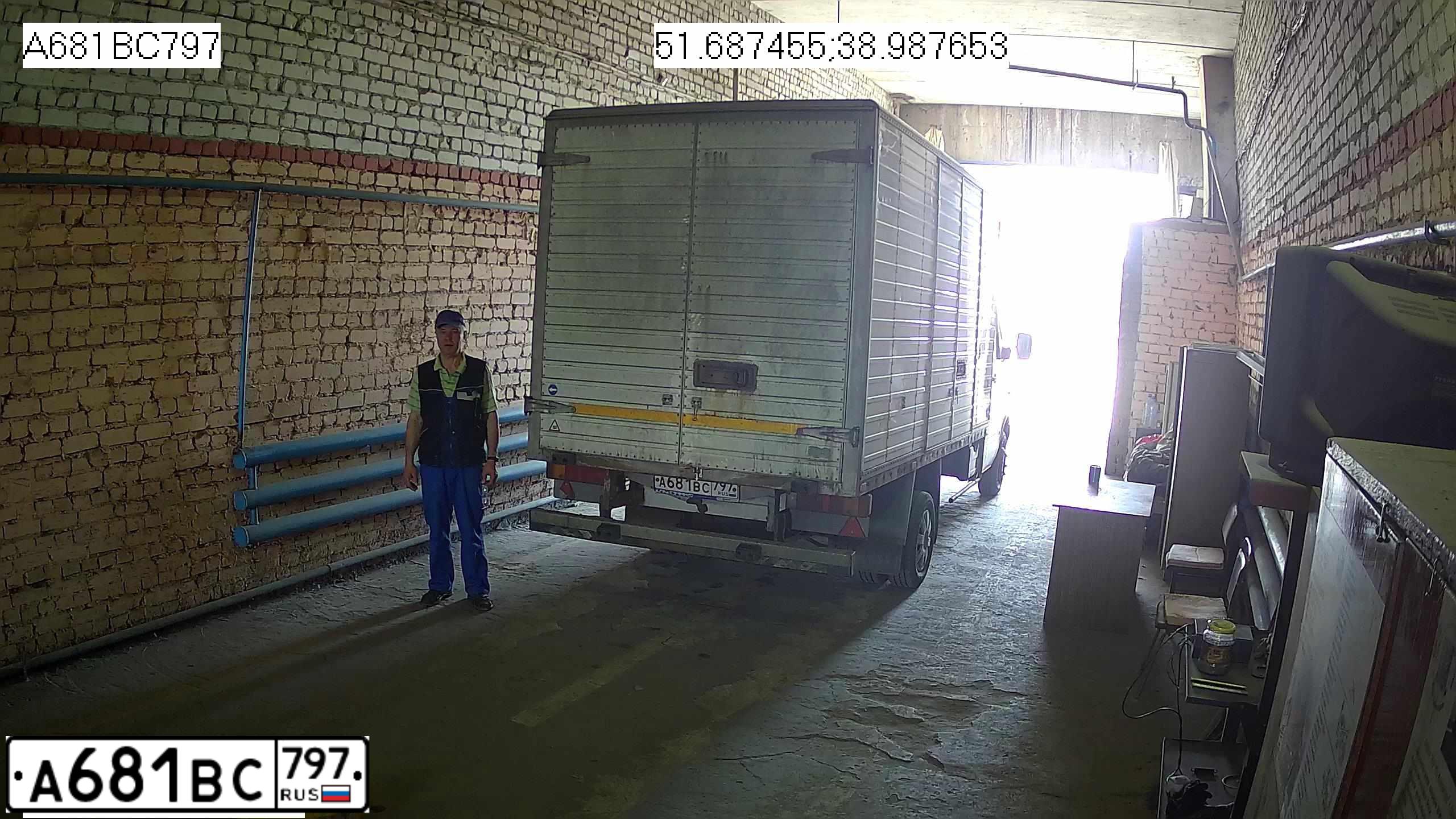 Фото автомобиля VOLKSWAGEN LT, 2006 — госномер М650УО750. Цвет: Белый