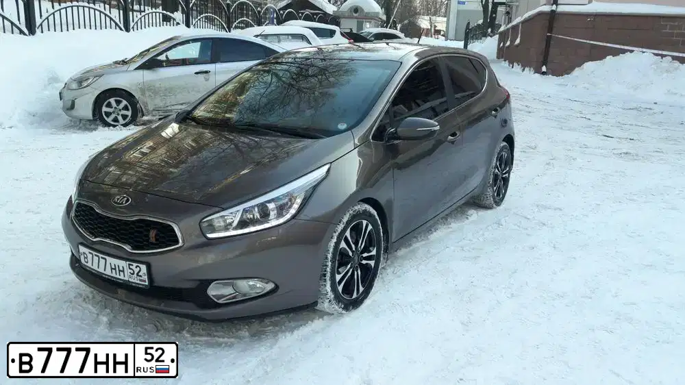 Фото автомобиля KIA CEE'D, 2014 — госномер В777НН52. Цвет: КОРИЧНЕВЫЙ