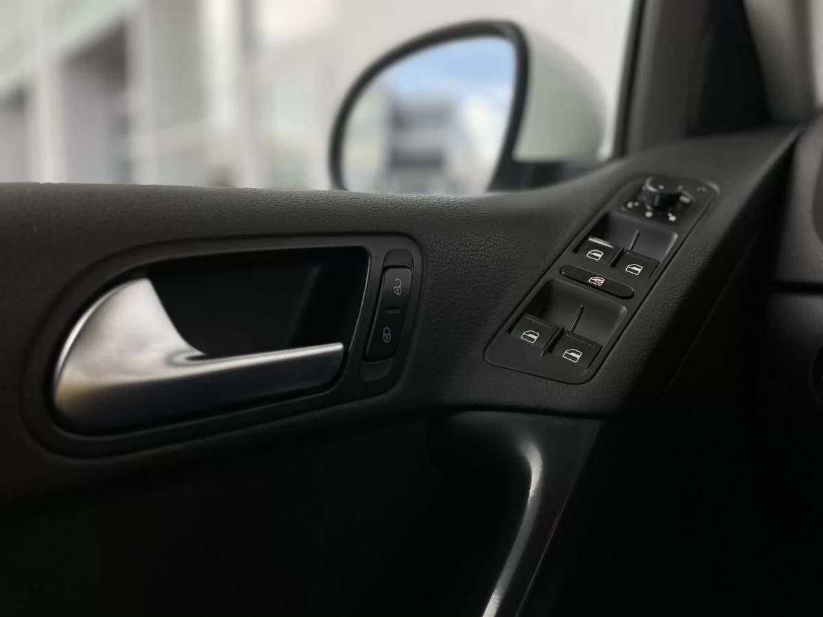 Фото автомобиля VOLKSWAGEN TIGUAN, 2013 — госномер Т487КС774. Цвет: Белый