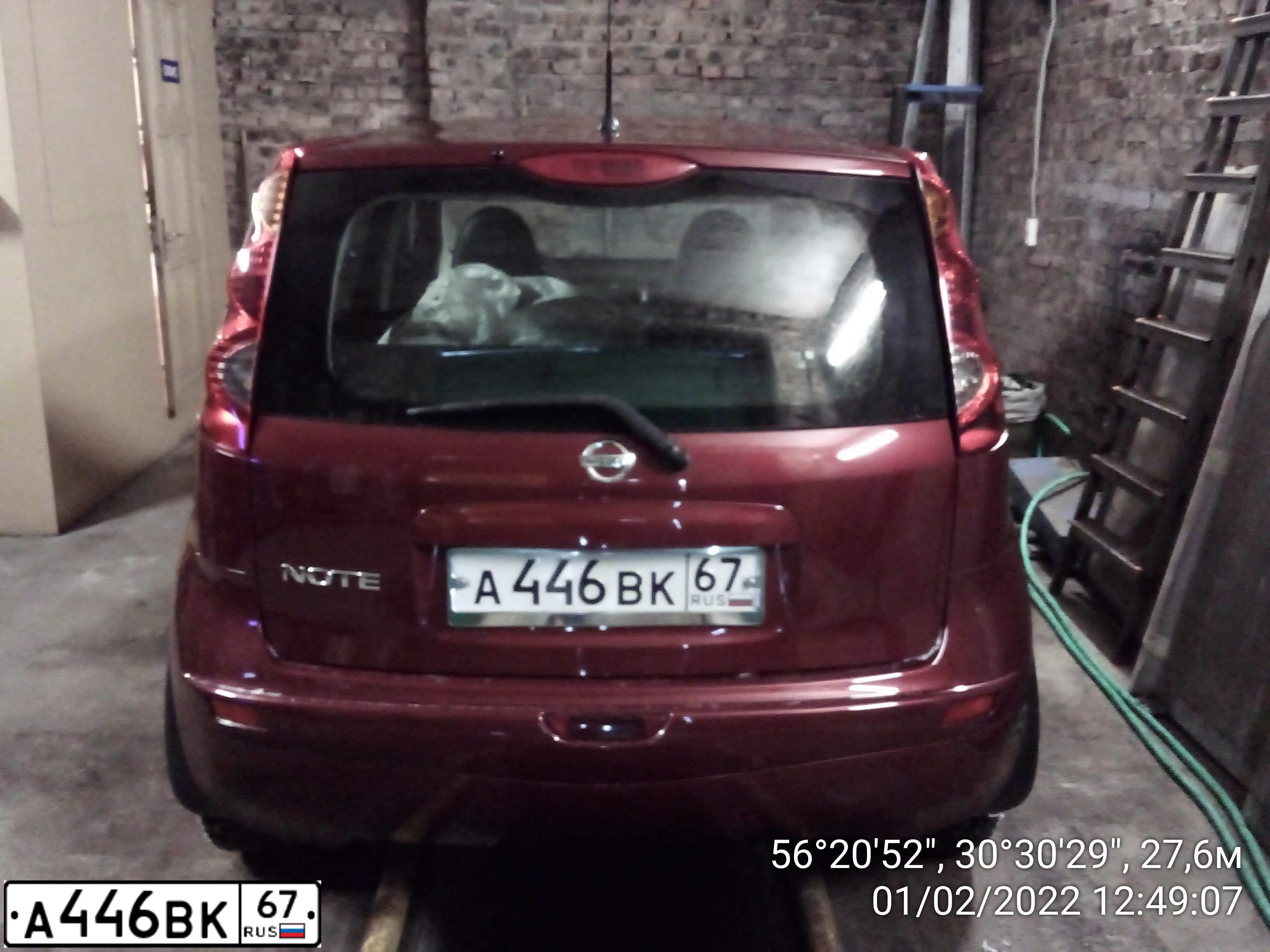 Фото автомобиля NISSAN NOTE, 2013 — госномер Н280ХУ60. Цвет: Красный