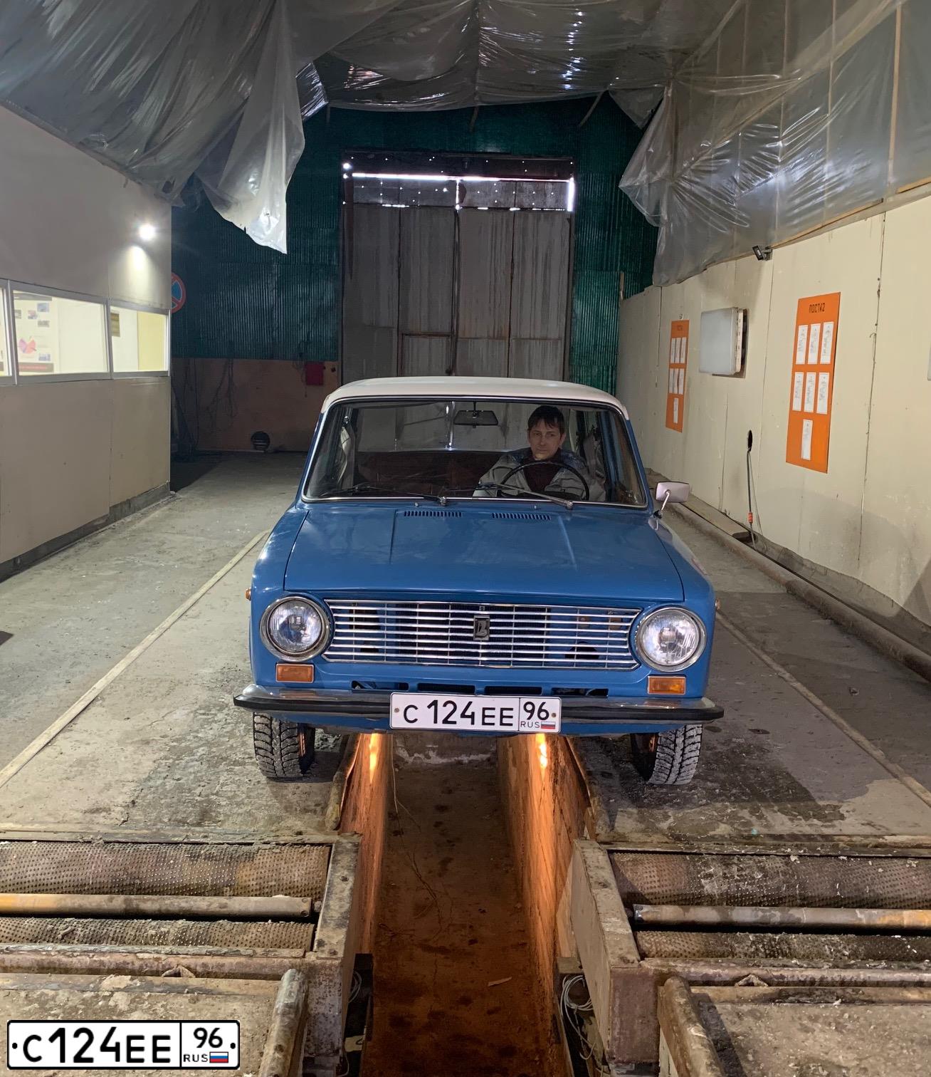 Фото автомобиля LADA 2101 LADA, 1982 — госномер С124ЕЕ96. Цвет: СИНИЙ БЕЛЫЙ